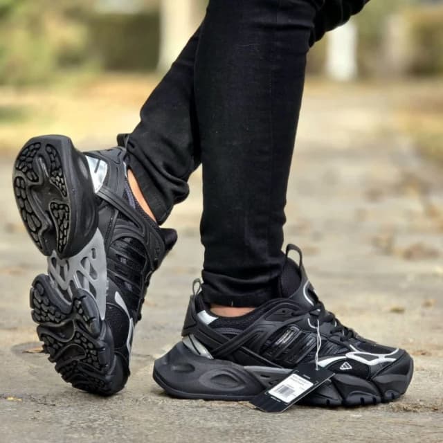 حراج ویژه کفش کتونی اسپرت مردانه پسرانه  مدل ادیداس دیلاکس یه کار فوق العاده با کیفیت رنگ مشکی طوسی با ارسال رایگان