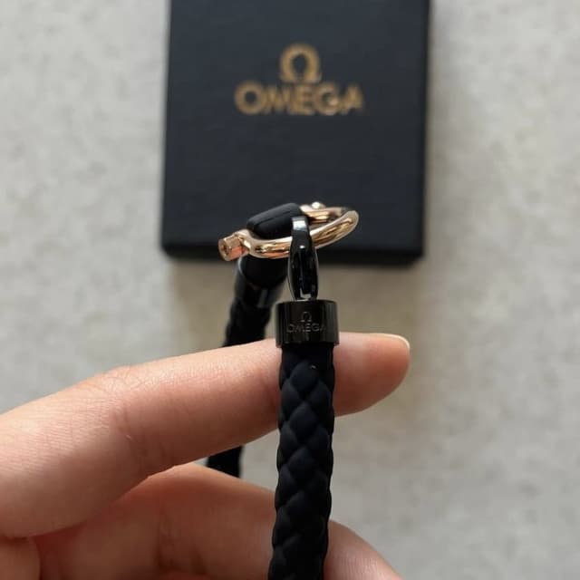 دستبند امگا کنفی مشکی طلایی