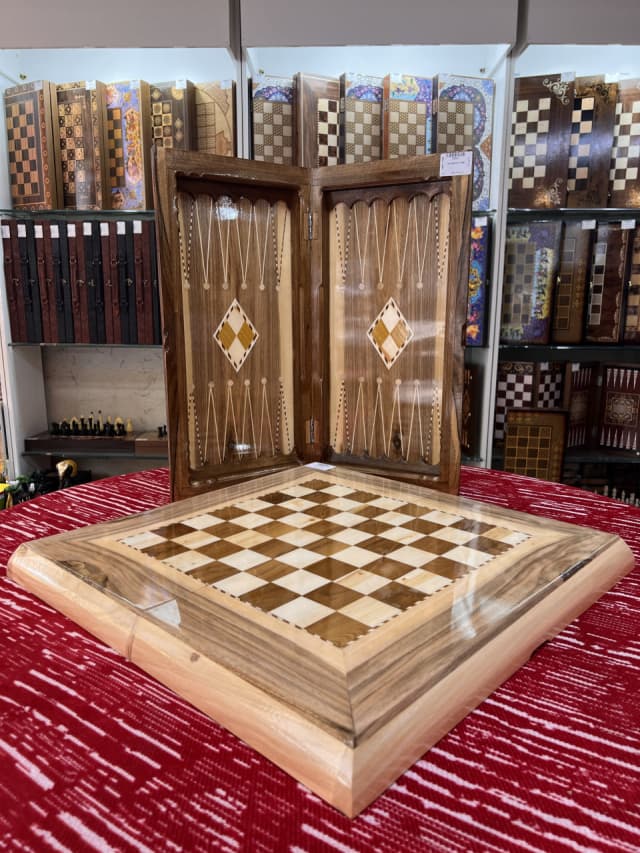 تخته نرد و شطرنج سنندج چوب گردو معرق دست و پلی استر خورده ساده و شیک