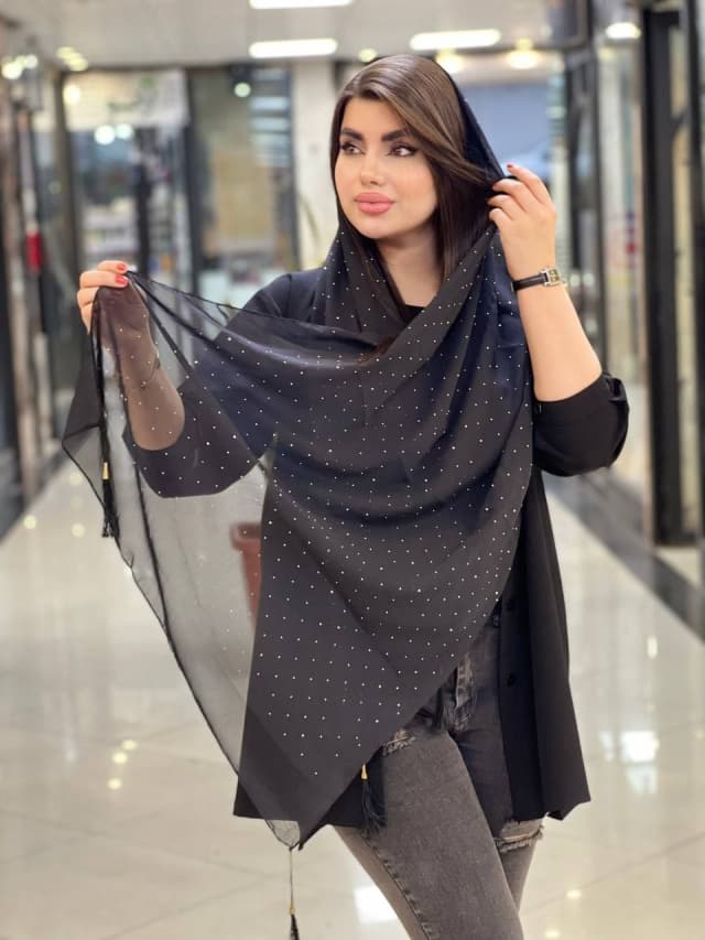 شال کرپ نگینی  کیفیت پارچه و دوخت عالی  نگین ریزی ندارد و پرس شده است